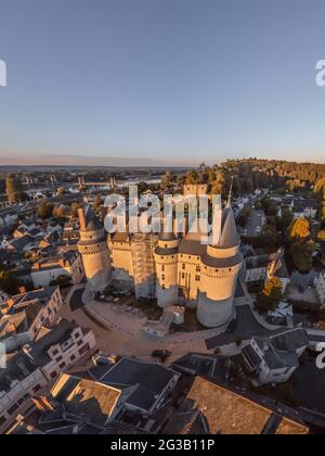 FRANKREICH - LOIRE-TAL - INDRE ET LOIRE (37) - SCHLOSS VON LANGEAIS : LUFTAUFNAHME AUS DEM NORDEN, BEI SONNENAUFGANG. RUNDHERUM DIE KLEINE STADT LANGEAIS. EIN Stockfoto