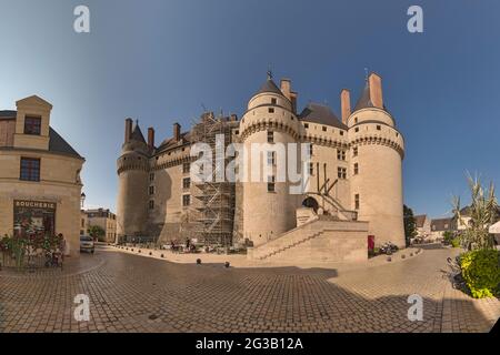 FRANKREICH - LOIRE-TAL - INDRE ET LOIRE (37) - SCHLOSS LANGEAIS : AUF DER LINKEN SEITE, RUE ANNE DE BRETAGNE. AUF DER RECHTEN SEITE, RUE CHARLES VIII IN AUFTRAG GEGEBEN VON KÖNIG LO Stockfoto