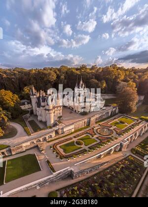 FRANKREICH - LOIRE-TAL - INDRE ET LOIRE (37) - SCHLOSS VON USSE : LUFTAUFNAHME VON NORDOSTEN BEI SONNENUNTERGANG. IM VORDERGRUND MITTE, DIE VAUBAN TERRASSEN, O Stockfoto