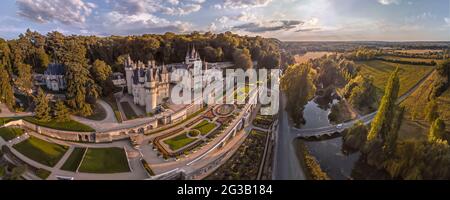 FRANKREICH - LOIRE-TAL - INDRE ET LOIRE (37) - SCHLOSS VON USSA© : LUFTAUFNAHME AUS DEM NORDOSTEN BEI SONNENUNTERGANG. AUF DER RECHTEN SEITE DER FLUSS INDRE. IM HINTERGRUND LE Stockfoto