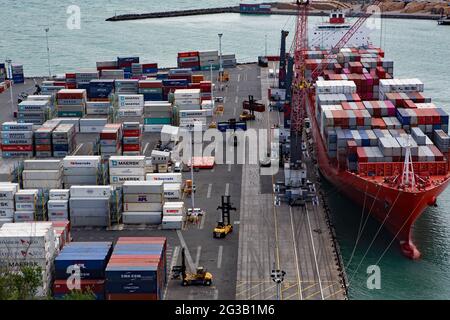 Containerschiff MV Rio Madeira mit Deck mit Containern gestapelt und von oben im Hafen von Napier, Neuseeland, betrachtet. Vertäut am Container Wharf. Stockfoto