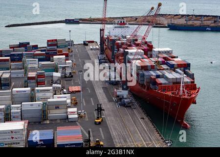 Containerschiff MV Rio Madeira mit Deck mit Containern gestapelt und von oben im Hafen von Napier, Neuseeland, betrachtet. Vertäut am Container Wharf. Stockfoto