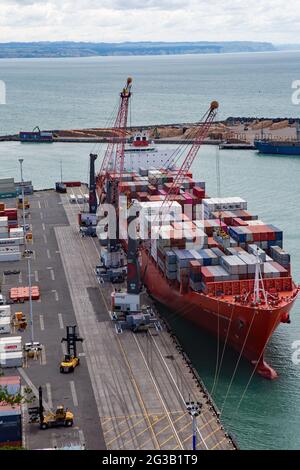 Containerschiff MV Rio Madeira mit Deck mit Containern gestapelt und von oben im Hafen von Napier, Neuseeland, betrachtet. Vertäut am Container Wharf. Stockfoto