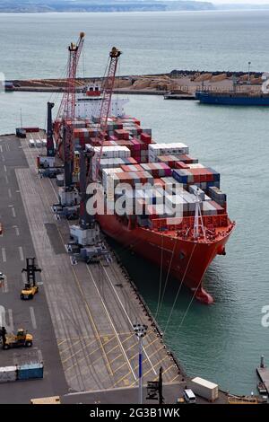 Containerschiff MV Rio Madeira mit Deck mit Containern gestapelt und von oben im Hafen von Napier, Neuseeland, betrachtet. Vertäut am Container Wharf. Stockfoto