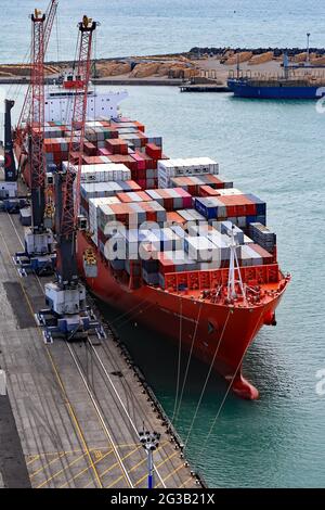 Containerschiff MV Rio Madeira mit Deck mit Containern gestapelt und von oben im Hafen von Napier, Neuseeland, betrachtet. Vertäut am Container Wharf. Stockfoto