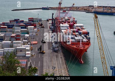 Containerschiff MV Rio Madeira mit Deck mit Containern gestapelt und von oben im Hafen von Napier, Neuseeland, betrachtet. Vertäut am Container Wharf. Stockfoto