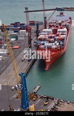 Containerschiff MV Rio Madeira mit Deck mit Containern gestapelt und von oben im Hafen von Napier, Neuseeland, betrachtet. Vertäut am Container Wharf. Stockfoto