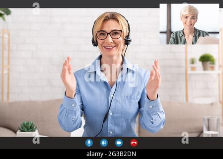 Online-Kommunikation. POV Screenshot von zwei Business-Frauen mit Web-Konferenz auf Laptop, diskutieren New Work Projekt, lächelnd weibliche Unternehmer Stockfoto