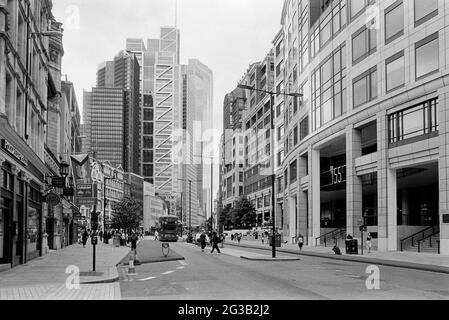 Bishopsgate im Mai 2021, in der Nähe des Bahnhofs Liverpool Street, in der City of London, mit Blick nach Süden Stockfoto