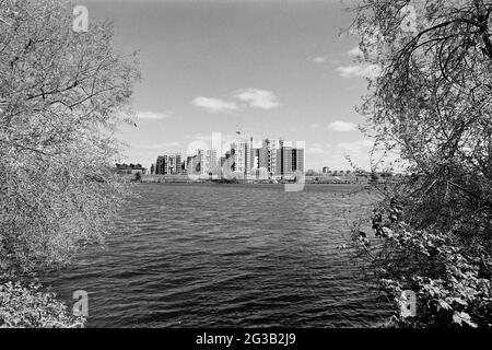 Neue Apartments in Walthamstow Wetlands, im Norden Londons, Großbritannien, vom Low Maynard Reservoir aus gesehen Stockfoto