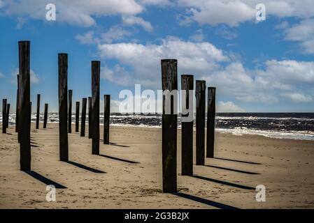 Petten aan Zee, Niederlande. März 2021. Das hölzerne Pfahldorf am Strand bei Petten. Hochwertige Fotos Stockfoto