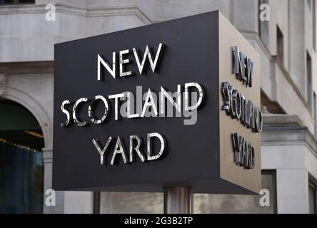 Datei-Foto vom 3/2/2017 des New Scotland Yard-Schildes vor dem Hauptquartier der Metropolitan Police, der wegen „einer Form institutioneller Korruption“ beschuldigt wurde, weil er Fehler im Zusammenhang mit dem ungelösten Mord an dem Privatdetektiv Daniel Morgan verheimlicht oder verleugnet hat. Ausgabedatum: Dienstag, 15. Juni 2021. Stockfoto