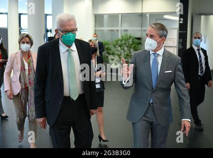 Ehningen, Deutschland. Juni 2021. Winfried Kretschmann (l, Bündnis 90/die Grünen), Ministerpräsident von Baden-Württemberg, und Martin Jetter (r, Vorsitzender IBM Europe) nehmen an der offiziellen Einweihung des ersten kommerziell genutzten Quantencomputers in Europa Teil. Quelle: Bernd Weissbrod/dpa/Alamy Live News Stockfoto