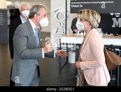 Ehningen, Deutschland. Juni 2021. Martin Jetter (l, Vorsitzender IBM Europe) spricht mit Nicole Hoffmeister-Kraut (r, CDU), Wirtschaftsministerin Baden-Württembergs, bei der offiziellen Einweihung des ersten kommerziell genutzten Quantencomputers in Europa. Quelle: Bernd Weissbrod/dpa/Alamy Live News Stockfoto