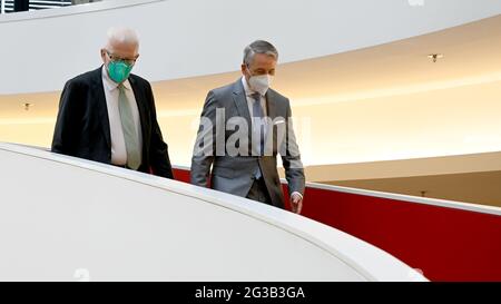 Ehningen, Deutschland. Juni 2021. Winfried Kretschmann (l, Bündnis 90/die Grünen), Ministerpräsident von Baden-Württemberg, und Martin Jetter (r, Vorsitzender IBM Europe) nehmen an der offiziellen Einweihung des ersten kommerziell genutzten Quantencomputers in Europa Teil. Quelle: Bernd Weissbrod/dpa/Alamy Live News Stockfoto