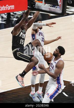 Atlanta, USA. Juni 2021. Atlanta Hawks Center Clint Capela schlägt gegen zwei über die 76er-Verteidiger von Philadelphia, Joel Embiid (rechts) und Tobias Harris, auf einem lob-Pass von Trae Young, um im vierten Quartal in Spiel 4 ihrer NBA Eastern Conference-Halbfinalserie am Montag, den 14. Juni 2021, eine Führung von 94-92 zu erreichen. In Atlanta. (Foto von Curtis Compton/Atlanta Journal-Constitution/TNS/Sipa USA) Quelle: SIPA USA/Alamy Live News Stockfoto