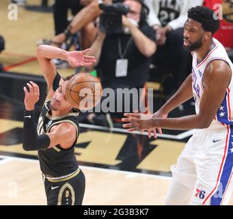 Atlanta, USA. Juni 2021. Der Wächter der Atlanta Hawks, Trae Young, zieht am Montag, den 14. Juni 2021, in Atlanta ein Foul aus dem Zentrum der 76er in Philadelphia, Joel Embiid, auf seinem Weg in den Korb in Spiel 4 ihrer NBA Eastern Conference-Halbfinale-Serie. (Foto von Curtis Compton/Atlanta Journal-Constitution/TNS/Sipa USA) Quelle: SIPA USA/Alamy Live News Stockfoto