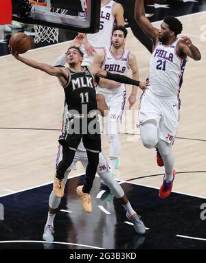 Atlanta, USA. Juni 2021. Der Atlanta Hawks-Wächter Trae Young zieht in der letzten Minute von Spiel 4 ein Foul aus dem Zentrum der 76er in Philadelphia, Joel Embiid, und machte beide Freiwürfe, um am Montag, den 14. Juni 2021, in Atlanta die 101-98-Führung in ihrer NBA Eastern Conference-Halbfinalserie zu übernehmen. Die Hawks hielten an, um die 76er 103-100 zu schlagen. (Foto von Curtis Compton/Atlanta Journal-Constitution/TNS/Sipa USA) Quelle: SIPA USA/Alamy Live News Stockfoto