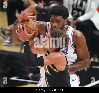 Atlanta, USA. Juni 2021. Der Wächter der Atlanta Hawks, Trae Young, zieht am Montag, den 14. Juni 2021, in Atlanta ein Foul aus dem Zentrum der 76er in Philadelphia, Joel Embiid, auf seinem Weg in den Korb in Spiel 4 ihrer NBA Eastern Conference-Halbfinale-Serie. (Foto von Curtis Compton/Atlanta Journal-Constitution/TNS/Sipa USA) Quelle: SIPA USA/Alamy Live News Stockfoto