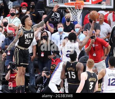 Atlanta, USA. Juni 2021. Die Atlanta Hawks-Spieler John Collins (von links), Clint Capela und Kevin Huerter sehen sich an, als Joel Embiid, der 76er aus Philadelphia, am Montag, den 14. Juni 2021 in Atlanta seinen Einlageband verpasst hat und noch 8.2 Sekunden in Spiel 4 der NBA Eastern Conference-Halbfinalserie bleibt. Die Hawks hielten an, um die 76ers 103-100 zu schlagen, um die Serie 2-2 zu binden. (Foto von Curtis Compton/Atlanta Journal-Constitution/TNS/Sipa USA) Quelle: SIPA USA/Alamy Live News Stockfoto