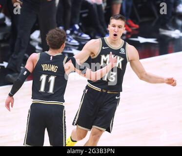 Atlanta, USA. Juni 2021. Der Atlanta Hawks-Wächter Bogan Bogdanovic bekommt fünf von Trae Young, nachdem er am Montag, den 14. Juni 2021 in Atlanta einen Dreier gegen die Philadelphia 76er in Spiel 4 ihrer NBA Eastern Conference Halbfinale-Serie getroffen hat. (Foto von Curtis Compton/Atlanta Journal-Constitution/TNS/Sipa USA) Quelle: SIPA USA/Alamy Live News Stockfoto