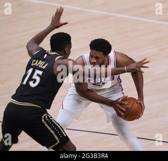 Atlanta, USA. Juni 2021. Atlanta Hawks Center Clint Capela verteidigt am Montag, den 14. Juni 2021, in Atlanta gegen Philadelphia 76ers Center Joel Embiid in Spiel 4 ihrer NBA Eastern Conference Halbfinale-Serie. (Foto von Curtis Compton/Atlanta Journal-Constitution/TNS/Sipa USA) Quelle: SIPA USA/Alamy Live News Stockfoto