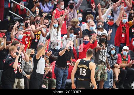 Atlanta, USA. Juni 2021. Atlanta Hawks Fans reagieren, als Bogan Bogdanovic am Montag, den 14. Juni 2021 in Atlanta in Spiel 4 ihrer NBA Eastern Conference Halbfinale-Serie einen Dreier gegen die Philadelphia 76er trifft. (Foto von Curtis Compton/Atlanta Journal-Constitution/TNS/Sipa USA) Quelle: SIPA USA/Alamy Live News Stockfoto