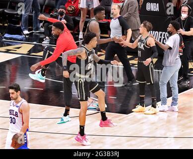 Atlanta, USA. Juni 2021. Atlanta Hawks Spieler John Collins (von links), Clint Capela, Und Trae Young feiert zusammen mit Teamkollegen einen Sieg über die Philadelphia 76er bis zur Serie 2-2 im Jahr 103-100, als der 76er-Wächter Furkan Korkmaz am Montag, den 14. Juni 2021, in Atlanta in Spiel 4 ihrer NBA Eastern Conference Halbfinale-Serie vom Platz kommt. (Foto von Curtis Compton/Atlanta Journal-Constitution/TNS/Sipa USA) Quelle: SIPA USA/Alamy Live News Stockfoto