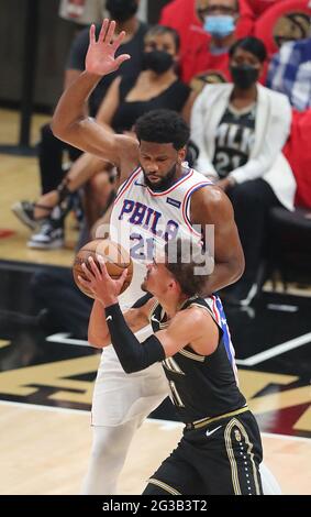 Atlanta, USA. Juni 2021. Der Wächter der Atlanta Hawks, Trae Young, zieht am Montag, den 14. Juni 2021, in Atlanta ein Foul aus dem Zentrum der 76er in Philadelphia, Joel Embiid, auf seinem Weg in den Korb in Spiel 4 ihrer NBA Eastern Conference-Halbfinale-Serie. (Foto von Curtis Compton/Atlanta Journal-Constitution/TNS/Sipa USA) Quelle: SIPA USA/Alamy Live News Stockfoto