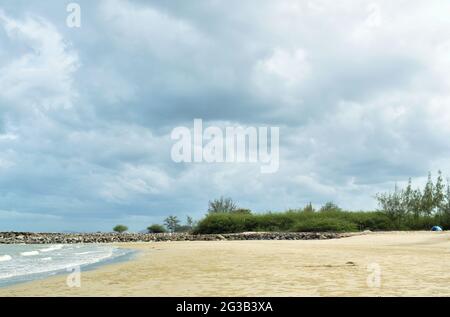 Strandlandschaft von chao Sam Ran Strand Reiseort in Thailand Stockfoto