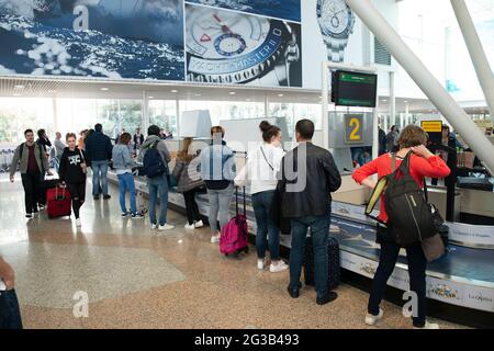 Leute, die am Flughafen auf den Koffer warten Stockfoto