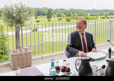 Düsseldorf, Deutschland. Juni 2021. Der Nordrhein-westfälische Ministerpräsident und Bundesvorsitzende der CDU, Armin Laschet, sitzt auf dem Gelände der Rennbahn bei einer Kabinettssitzung außerhalb der Stadt. Quelle: Rolf Vennenbernd/dpa/Alamy Live News Stockfoto