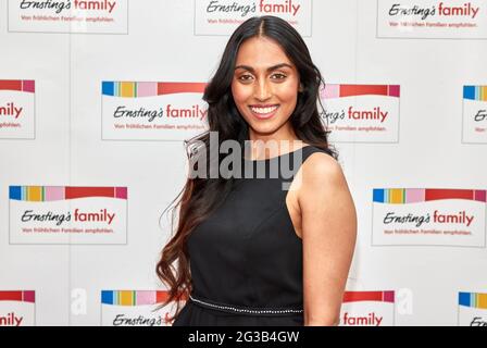 Hamburg, Deutschland. Juni 2021. Sayana Ranjan, Model, steht auf dem roten Teppich für die Online-Ernsting's family Fashion Show Herbst/Winter 21/22 im Museum für Hamburgische Geschichte. Aufgrund von Corona wurde die Show in diesem Jahr digital ausgestrahlt. Quelle: Georg Wendt/dpa/Alamy Live News Stockfoto