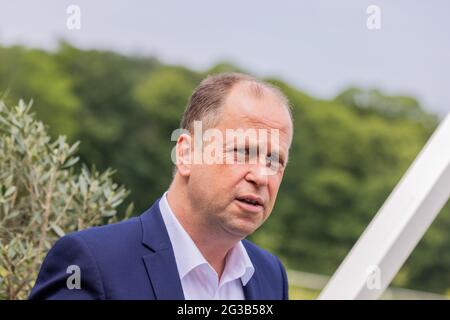 Düsseldorf, Deutschland. Juni 2021. Joachim Stamp (FDP), Minister für Kinder, Familie, Flüchtlinge und Integration des Landes Nordrhein-Westfalen, kommt zu einem abgelegen Kabinettstreffen auf dem Gelände der Rennbahn. Quelle: Rolf Vennenbernd/dpa/Alamy Live News Stockfoto