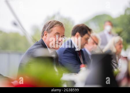 Düsseldorf, Deutschland. Juni 2021. Armin Laschet (l), Ministerpräsident von Nordrhein-Westfalen und Bundesvorsitzender der CDU, sitzt auf dem Gelände der Rennbahn bei einer Außenstadtversammlung. Quelle: Rolf Vennenbernd/dpa/Alamy Live News Stockfoto