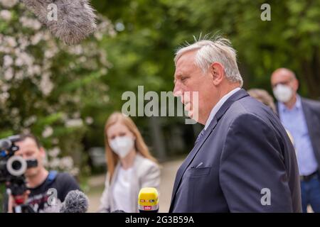 Düsseldorf, Deutschland. Juni 2021. Der Gesundheitsminister des Landes Nordrhein-Westfalen, Karl-Josef Laumann (CDU), kommt zu einer außer-Stadt-Kabinettssitzung auf dem Gelände der Rennbahn. Quelle: Rolf Vennenbernd/dpa/Alamy Live News Stockfoto