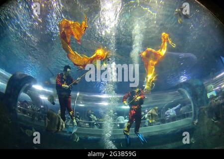 Qinhuangdao, China. Juni 2021. Am 13. Juni 2021 wird ein Drachentanz unter Wasser aufgeführt, um das traditionelle Drachenbootfest in Qinhuangdao, Hebei, China, zu feiern.(Foto: TPG/cnsphotos) Quelle: TopPhoto/Alamy Live News Stockfoto