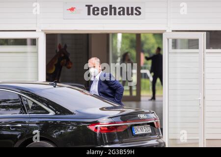 Düsseldorf, Deutschland. Juni 2021. Joachim Stamp (FDP), Minister für Kinder, Familie, Flüchtlinge und Integration des Landes Nordrhein-Westfalen, kommt zu einem abgelegen Kabinettstreffen auf dem Gelände der Rennbahn. Quelle: Rolf Vennenbernd/dpa/Alamy Live News Stockfoto