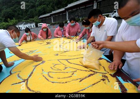 Luoyang, China. Juni 2021. Ein riesiges Drachenboot wird von 3000 quercus Zongzi und Hirse bemalt, um das Drachenbootfest in Luoyang, Henan, China, am 13. Juni 2021 zu feiern.(Foto by TPG/cnsphotos) Credit: TopPhoto/Alamy Live News Stockfoto