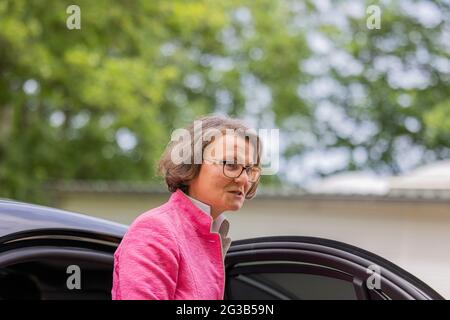 Düsseldorf, Deutschland. Juni 2021. Ina Scharrenbach (CDU), Ministerin des Innern, der Stadt, des Bauens und der Gleichstellung des Landes Nordrhein-Westfalen, kommt zu einer außer-Stadt-Kabinettssitzung auf dem Gelände der Rennbahn. Quelle: Rolf Vennenbernd/dpa/Alamy Live News Stockfoto