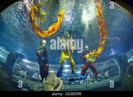 Qinhuangdao, China. Juni 2021. Am 13. Juni 2021 wird ein Drachentanz unter Wasser aufgeführt, um das traditionelle Drachenbootfest in Qinhuangdao, Hebei, China, zu feiern.(Foto: TPG/cnsphotos) Quelle: TopPhoto/Alamy Live News Stockfoto