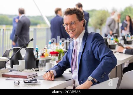 Düsseldorf, Deutschland. Juni 2021. Der Verkehrsminister von Nordrhein-Westfalen, Hendrik Wüst, sitzt während eines Treffens des Kabinetts außerhalb der Stadt auf dem Gelände der Rennbahn. Quelle: Rolf Vennenbernd/dpa/Alamy Live News Stockfoto