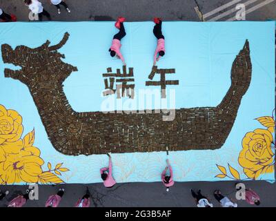 Luoyang, China. Juni 2021. Ein riesiges Drachenboot wird von 3000 quercus Zongzi und Hirse bemalt, um das Drachenbootfest in Luoyang, Henan, China, am 13. Juni 2021 zu feiern.(Foto by TPG/cnsphotos) Credit: TopPhoto/Alamy Live News Stockfoto