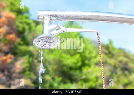 Dusche am Strand. Küstenbad am tropischen Strand Stockfoto