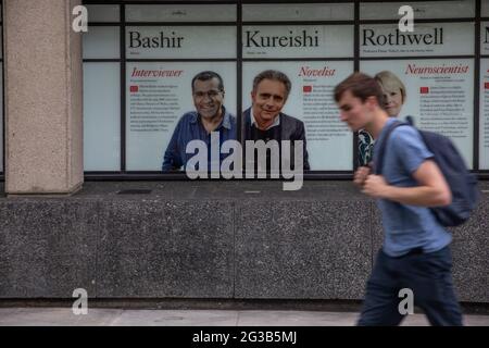 Pendler kommen an einem Bild von Martin Bashir am King's College ' Wall of Fame' auf dem Strand Campus im Zentrum von London vorbei, das abgeschlagen werden soll. Stockfoto