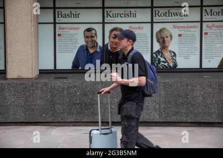 Pendler kommen an einem Bild von Martin Bashir am King's College ' Wall of Fame' auf dem Strand Campus im Zentrum von London vorbei, das abgeschlagen werden soll. Stockfoto