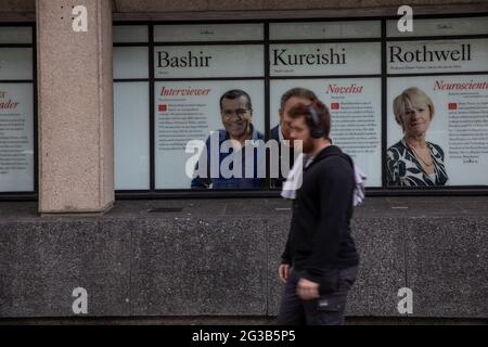 Pendler kommen an einem Bild von Martin Bashir am King's College ' Wall of Fame' auf dem Strand Campus im Zentrum von London vorbei, das abgeschlagen werden soll. Stockfoto