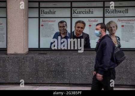 Pendler kommen an einem Bild von Martin Bashir am King's College ' Wall of Fame' auf dem Strand Campus im Zentrum von London vorbei, das abgeschlagen werden soll. Stockfoto