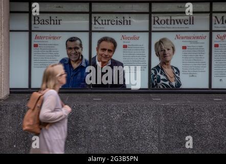 Pendler kommen an einem Bild von Martin Bashir am King's College ' Wall of Fame' auf dem Strand Campus im Zentrum von London vorbei, das abgeschlagen werden soll. Stockfoto