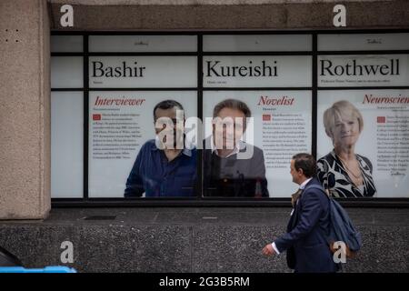 Pendler kommen an einem Bild von Martin Bashir am King's College ' Wall of Fame' auf dem Strand Campus im Zentrum von London vorbei, das abgeschlagen werden soll. Stockfoto